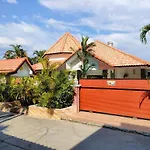 Corner Villa - Pattaya Holiday House Walking Street 4 Bedrooms