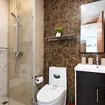 อพาร์ทเม้น Rare Xxxl Swimming Pools - 500mbps Blazing Fast Free Wifi - Floor Pool View Balcony - Gym - Sauna - Kids Playground - Supermarkets *