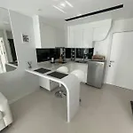 Stylish With Blazing Fast Fiber Internet, Pool, Sauna, Steam Room, Gym - Guest Friendly อพาร์ทเม้น