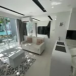Stylish With Blazing Fast Fiber Internet, Pool, Sauna, Steam Room, Gym - Guest Friendly อพาร์ทเม้น