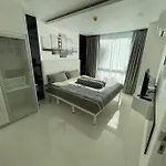 Stylish With Blazing Fast Fiber Internet, Pool, Sauna, Steam Room, Gym - Guest Friendly *