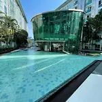 Stylish With Blazing Fast Fiber Internet, Pool, Sauna, Steam Room, Gym - Guest Friendly อพาร์ทเม้น