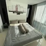 Stylish With Blazing Fast Fiber Internet, Pool, Sauna, Steam Room, Gym - Guest Friendly