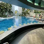 Stylish With Blazing Fast Fiber Internet, Pool, Sauna, Steam Room, Gym - Guest Friendly อพาร์ทเม้น
