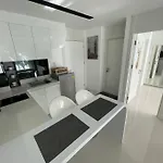 Stylish With Blazing Fast Fiber Internet, Pool, Sauna, Steam Room, Gym - Guest Friendly อพาร์ทเม้น *