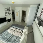 Stylish With Blazing Fast Fiber Internet, Pool, Sauna, Steam Room, Gym - Guest Friendly อพาร์ทเม้น *