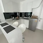 Stylish With Blazing Fast Fiber Internet, Pool, Sauna, Steam Room, Gym - Guest Friendly อพาร์ทเม้น Pattaya