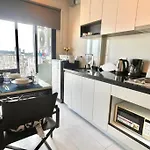 Base Quiet King-bed With Infinity Pool & Free Netflix! Apartment