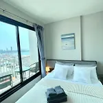 The Base Long Balcony King-bed With Infinity Pool & Free Netflix อพาร์ทเม้น Pattaya