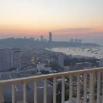 อพาร์ทเม้น The Base Long Balcony King-bed With Infinity Pool & Free Netflix