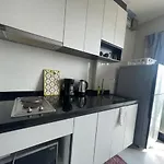 The Base Long Balcony King-bed With Infinity Pool & Free Netflix อพาร์ทเม้น