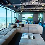 อพาร์ทเม้น The Base 2bed King&queen Sky Seaview & Infinity Pool