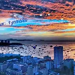 The Base 网红公寓 市中心核心区顶层无边泳池俯瞰整个芭堤雅海湾 Apartment *