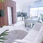 4 Bedroom 6 Bathroom In Downtown