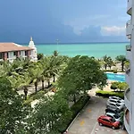 Moderne Og Delikat Pa Stranden I Jomtien