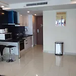 อพาร์ทเม้น Grand Avenue, 2 Bed-/ 2 Bathroom, 70 Sqm, Pool View