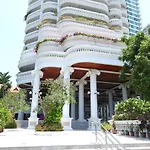 Spacious Seaview 3Br Apartment:Direct Beach Access