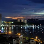 อพาร์ทเม้น Edge Pty Luxury Front Seaview 2bedroom