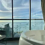 Edge Pty Luxury Front Seaview 2bedroom อพาร์ทเม้น Pattaya
