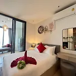 Downtown Chic Condo Seaview #Es40021