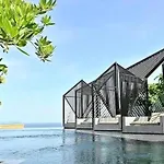 Downtown Chic Condo Seaview #Es40021