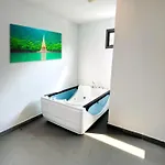 Rare Xxxl Swimming Pools - 500mbps Blazing Fast Free Wifi - Floor Pool View Balcony - Gym - Sauna - Kids Playground - Supermarkets * Pattaya