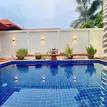 Gusvana Pool วิลล่า *