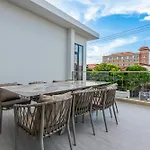 T M L-urban Modern Pool -4 Bedrooms & 5 Bathrooms - Private Ktv - Prime Location -family & Group *