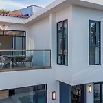T M L-urban Modern Pool -4 Bedrooms & 5 Bathrooms - Private Ktv - Prime Location -family & Group Pattaya