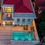 Villa T M L-urban Modern Pool -4 Bedrooms & 5 Bathrooms - Private Ktv - Prime Location -family & Group