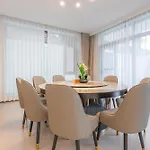 T M L-urban Modern Pool -4 Bedrooms & 5 Bathrooms - Private Ktv - Prime Location -family & Group Villa *