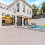 T M L-Urban Modern Pool Villa -4 Bedrooms & 5 Bathrooms - Private Ktv - Prime Location -Family & Group