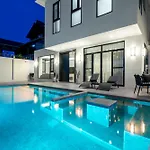 T M L-urban Modern Pool -4 Bedrooms & 5 Bathrooms - Private Ktv - Prime Location -family & Group * Pattaya