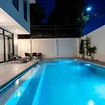 T M L-urban Modern Pool -4 Bedrooms & 5 Bathrooms - Private Ktv - Prime Location -family & Group