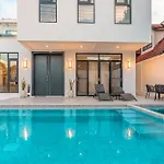 T M L-Urban Modern Pool Villa -4 Bedrooms & 5 Bathrooms - Private Ktv - Prime Location -Family & Group