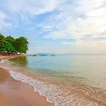 Beachfront Phratamnak Apartment