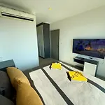 The Base - Spacious 70sqm, 2 Bedroom, 2 Bathroom, Penthouse - Centre - 592 อพาร์ทเม้น