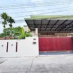 Massive Pet-Friendly House, 5 Mins From Beach, Pattaya