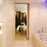Hotel The 
