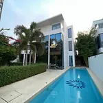 Youth Journey Six-bedroom Pool *