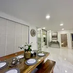 Youth Journey Six-bedroom Pool วิลล่า Pattaya