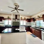 Sand Sea U Pool Villa Homestay