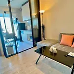 อพาร์ทเม้น Base Quiet King-bed With Infinity Pool & Free Netflix!