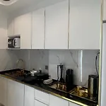 อพาร์ทเม้น 芭提雅中天维塔拉奢华黄金风格酒店公寓中天汽车站旁边 *