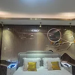 芭提雅中天维塔拉奢华黄金风格酒店公寓中天汽车站旁边 *