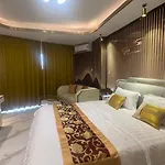 芭提雅中天维塔拉奢华黄金风格酒店公寓中天汽车站旁边 * Pattaya