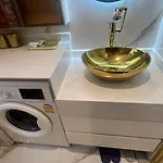芭提雅中天维塔拉奢华黄金风格酒店公寓中天汽车站旁边 อพาร์ทเม้น