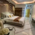 อพาร์ทเม้น 芭提雅中天维塔拉奢华黄金风格酒店公寓中天汽车站旁边