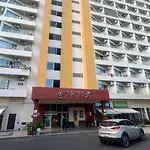芭提雅中天维塔拉奢华黄金风格酒店公寓中天汽车站旁边 *
