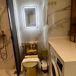 芭提雅中天维塔拉奢华黄金风格酒店公寓中天汽车站旁边
